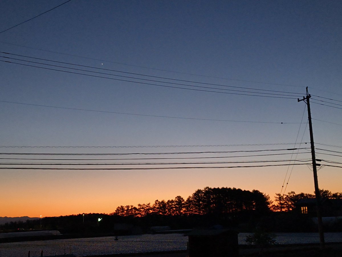 夕焼けグラデーションの中、金星が輝いています！