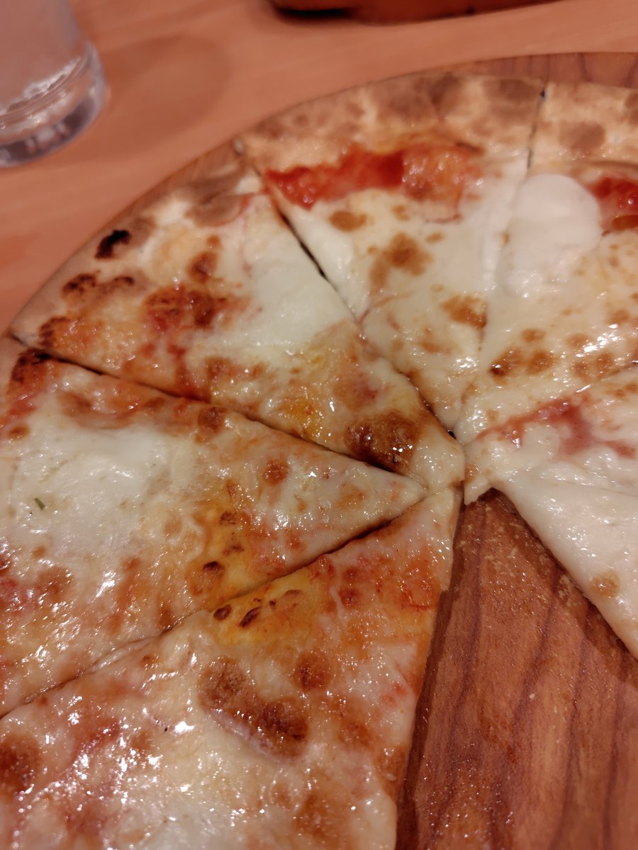 晩飯は嫁様と２人なので高級イタリアンで🍻で〜す🤣料理全然来ないけど酒は直ぐにくる食べる前にベロベロ🥴