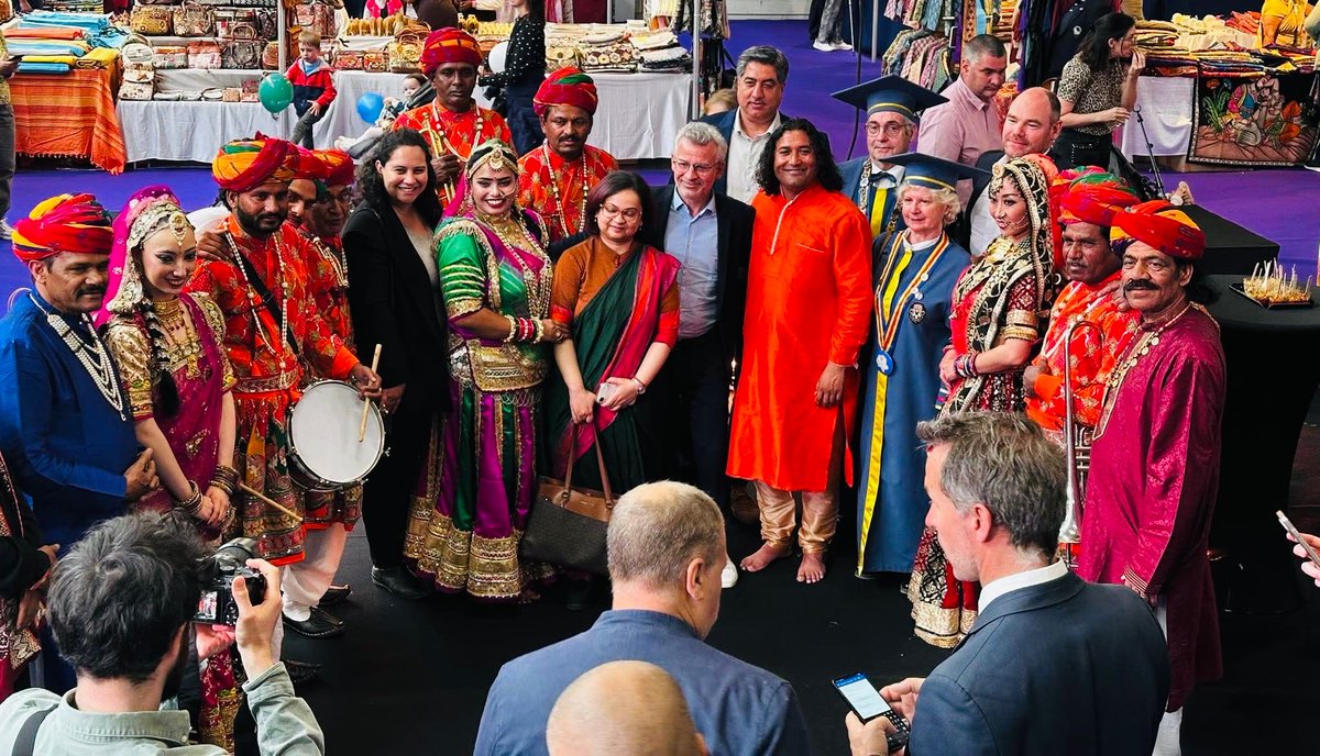 IndiaembFrance's tweet photo. La Foire de Tours, l’une des plus grandes foires de la région Centre-Val de Loire, a ouvert cette année avec l’Inde comme invitée d’honneur. La foire, inaugurée par le maire de Tours, M. Emmanuel Denis, en présence de la conseillère (Économie et Commerce) Mme Shalia Shah de l’Ambassade de l’Inde à Paris, propose un programme de dix jours comprenant des exposants, un village gastronomique, des animations en direct et, parmi ses temps forts, une mise en valeur du riche patrimoine culturel indien.

@MEAIndia @MinOfCultureGoI @PIB_India @mygovindia @IndianDiplomacy