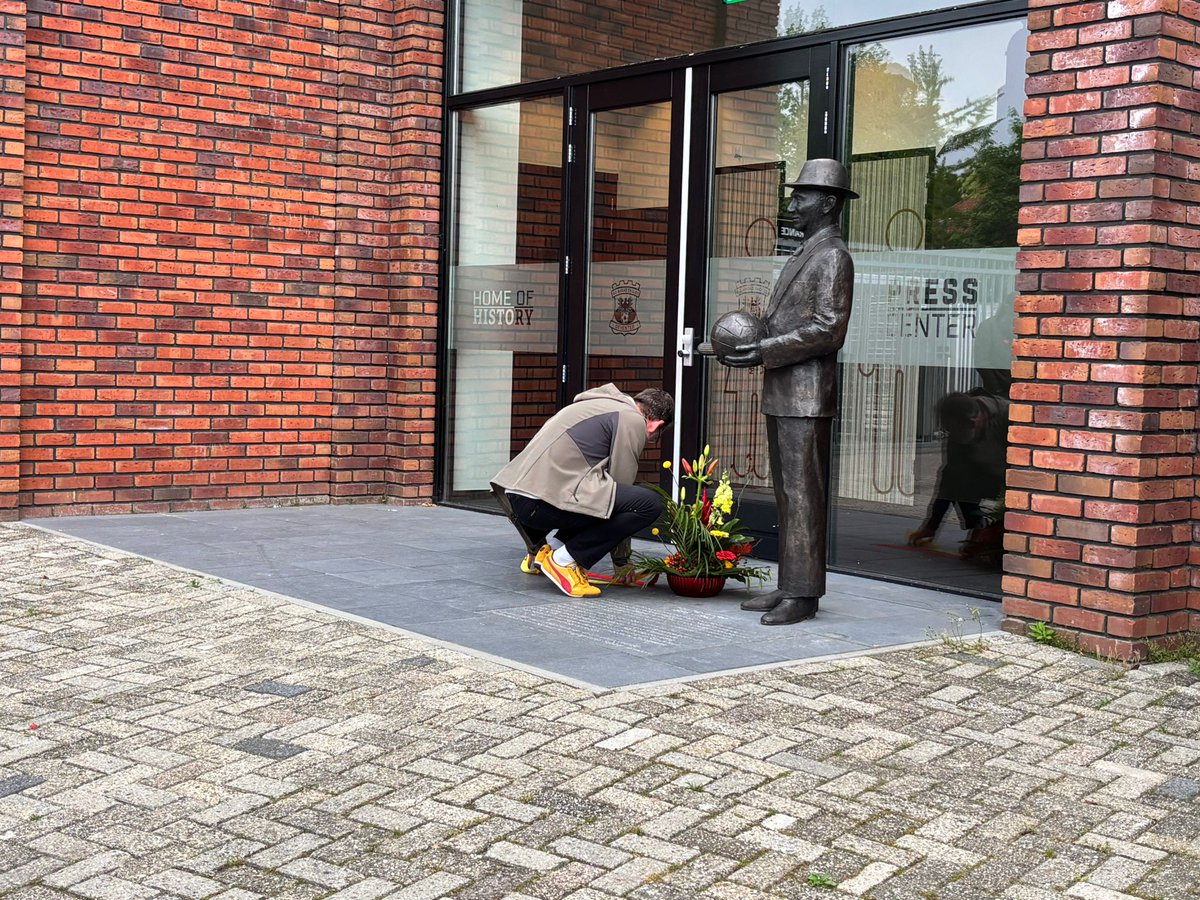 memorialgarden6's tweet image. Met de dodenherdenking op 4 mei heeft Go Ahead Eagles, DVV Go Ahead, alle geledingen en supporters weer bloemstukken gelegd bij de oorlogsmonumenten in de stad. Ook bij het Han Hollander beeld en de Memorial Garden.
#lestweforget #dodenherdenking #4mei 🙏