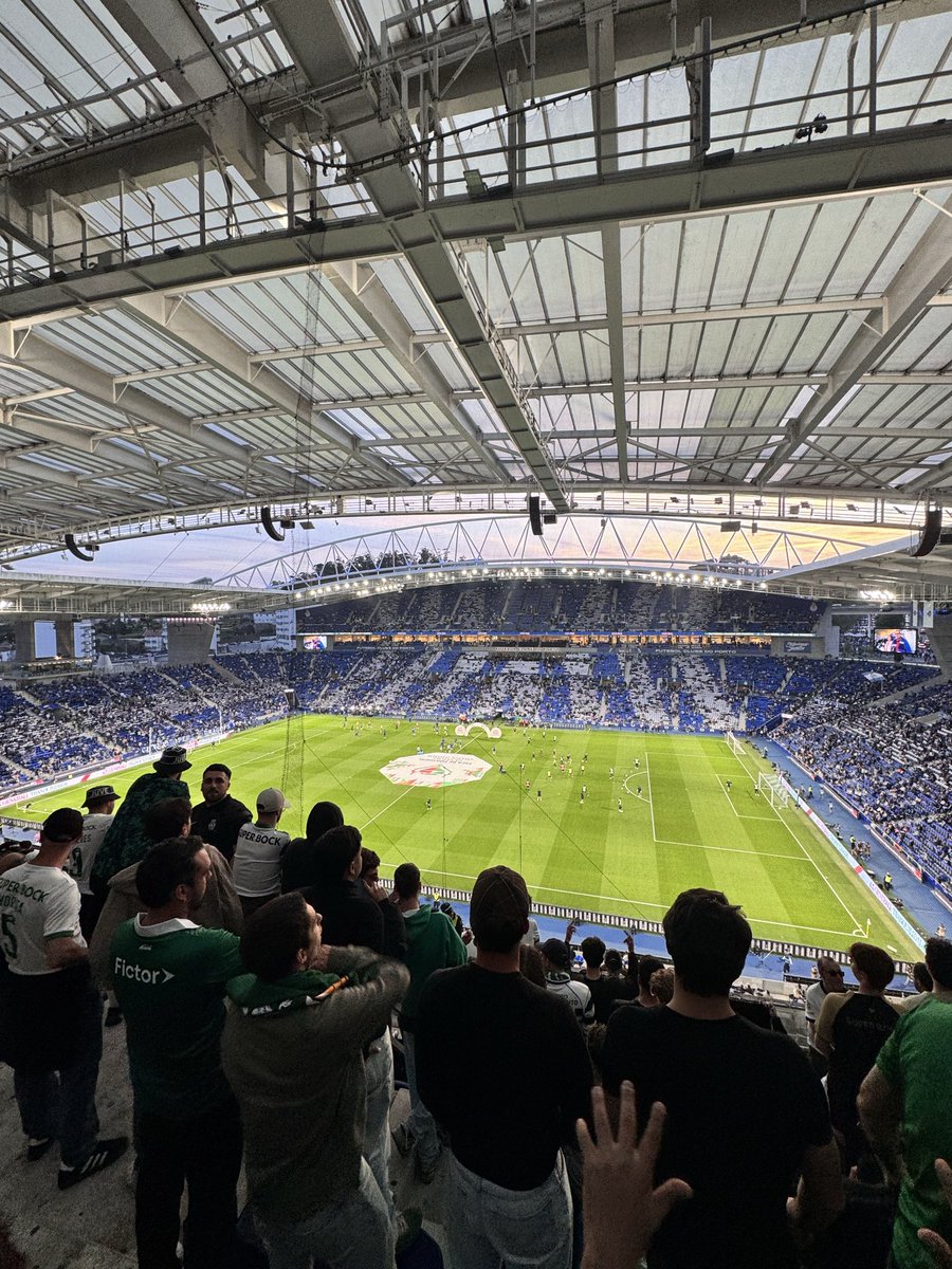 PartEspinha1906's tweet photo. @ariseternum24 Estádio do Dragão no dia do jogo da taça 

(Meia hora antes do jogo)

Que hipocritas do crl! Fazem tudo para ter atenção https://t.co/mKQahNjc7w