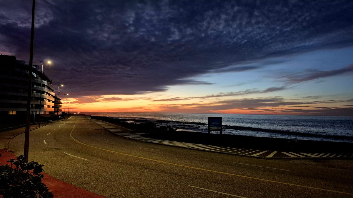 Buenos días.  Colorido amanecer en Los Ingleses. 
Punta del Este 🇺🇾