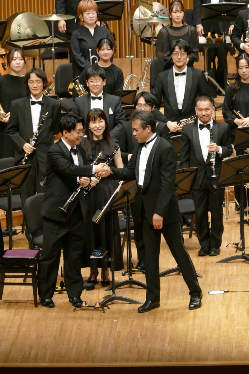 OsakaShion's tweet photo. 【御礼🦖】

🎼 福井特別演奏会 🦕
齊藤一郎マエストロと、課題曲全曲から、人気邦人作曲家の名作の数々をお届けいたしました🎶

『交響詩「ぐるりよざ」』では、5年前の定期演奏会でも共演した龍笛奏者の中原善仁さんをお招きし、そして、オルガンを加えた新バージョンでお届けいたしました👏
雅やかで神秘的な龍笛の音色、圧巻のオルガンサウンド、そしてShionサウンドが一体となり、豪華絢爛なステージとなりました🥹✨

ご来場・ご視聴いただいた皆様、誠にありがとうございました💐

次回のShion自主公演は、東大阪市の東大阪市文化創造館にて開催‼️
首席客演指揮者のダグラス・ボストックを指揮に迎え、こちらも課題曲全曲とマエストロこだわりのプログラムをお届けいたします😎

チケットは好評販売中🎫
お得な学生価格のチケットもご用意しております😳
ぜひ吹奏楽部の皆さんもお越しください🏃‍♀️💨

✅東大阪特別演奏会
日時：2026年5月31日(日) 14:00開場／15:00開演
指揮：#ダグラス・ボストック（首席客演指揮者）
会場：#東大阪市文化創造館 Dream House 大ホール

プログラム
♪ 音楽祭のプレリュード（A.リード）
♪ 夕映えの丘（森山 至貴）
♪ あつまれ　おもちゃのマルチャ！（伊藤 士恩）
♪ ザ・ガーズ（星出 尚志）
♪ 風紋（保科 洋）
♪ 管楽器のためのソナタ（伊藤 康英）
♪ 管楽器のためのアリエッタ（伊藤 康英）
♪ 管楽器のためのフィナーレ（伊藤 康英）
♪ 陽はまた昇る（P.スパーク）
♪ 交響曲第1番「大地、水、太陽、風」（P.スパーク）

👇チケットのお買い求め・公演詳細はこちら👇
https://t.co/RkyH1ZwPJw

#オオサカシオン
