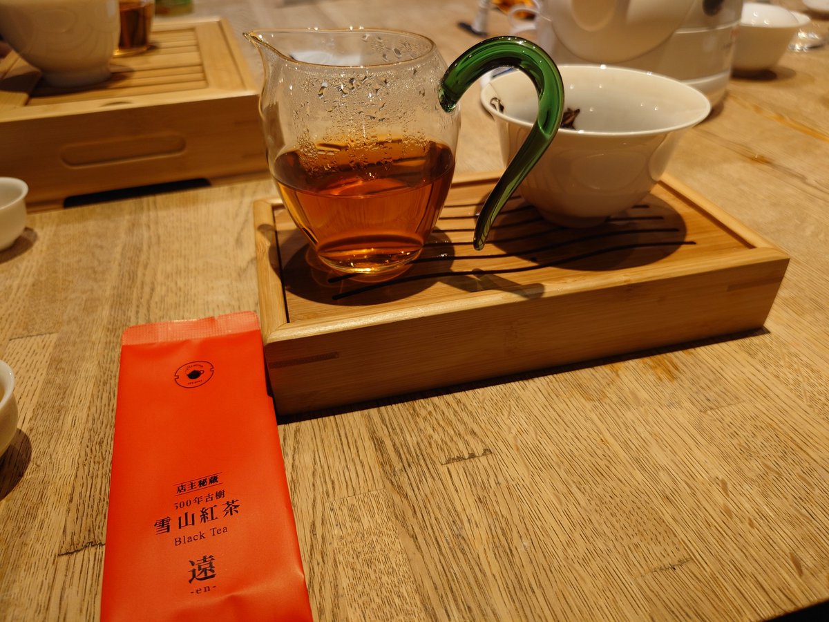 RIMTAE 雪山紅茶 を頂きました！

淹れた瞬間から華やかな香りが充満し、ほとんど渋味も無く軽やかに口の中を通り過ぎていきました。それでいてしっかりと紅茶らしい飲み応えはあり、会員一同お気に入りの茶葉となりました✨️

【五月祭まであと11日】