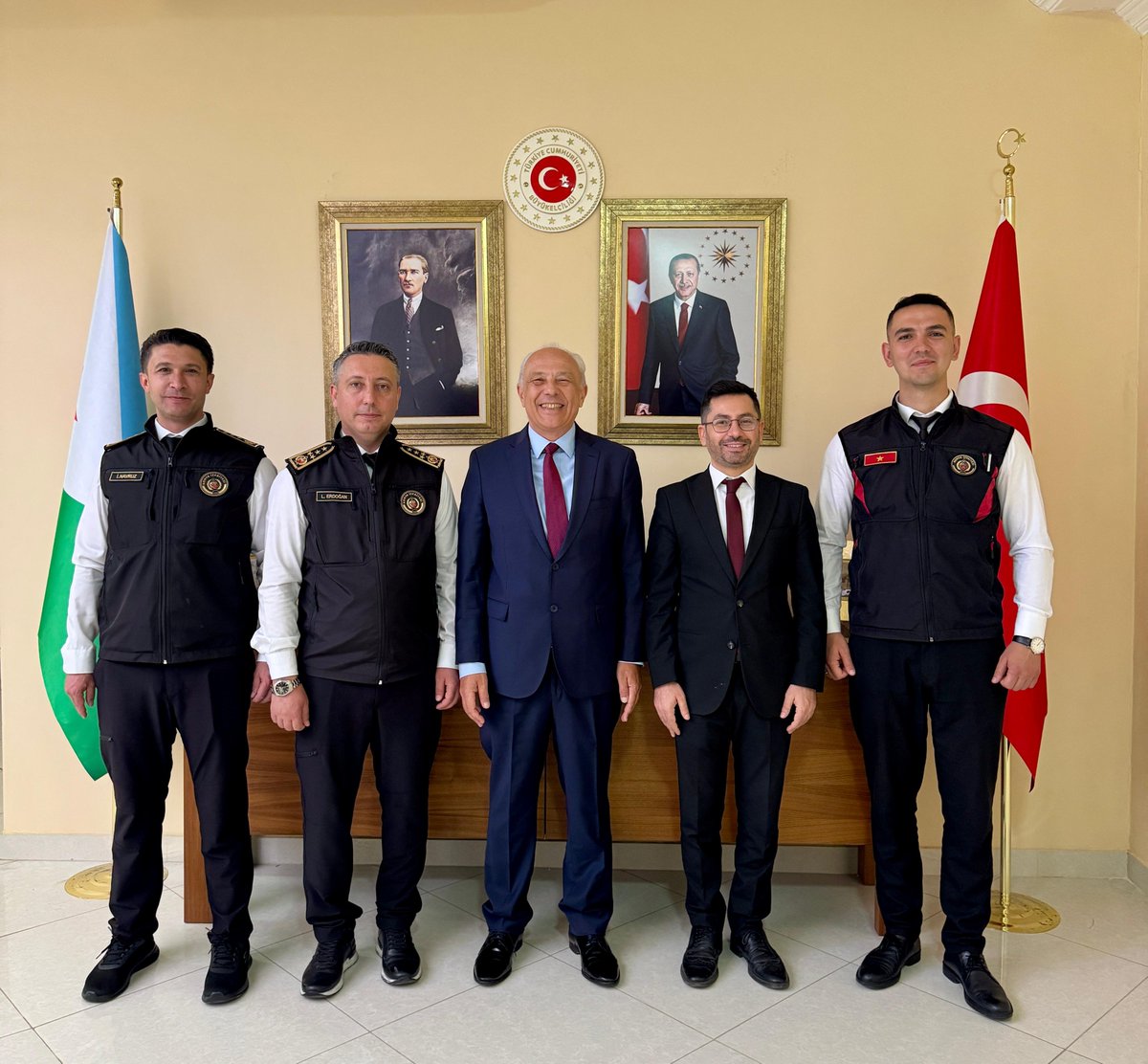 Tika_Djibouti's tweet photo. #ADAMEP-İleri Seviye #İtfaiye Eğitimi kapsamında Cibuti'de bulunan Konya Büyükşehir Belediyesi İtfaiye Dairesi Başkanlığı heyetimiz ile T.C. Cibuti (@TC_CibutiBE) Büyükelçimiz Sn. E. Sabri ERGEN'i ziyaret ettik. Nazik kabulleri için şükranlarımızı sunarız. https://t.co/ev5qbGoVco