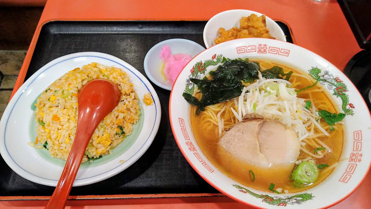 懐かしい町中華を決めました😎

これで1000円以下はエグいなぁ！？

ラーメンあっさり＆唐揚げのカリッとした肉厚食感＆パラっと軽めの炒飯美味しい！！👍