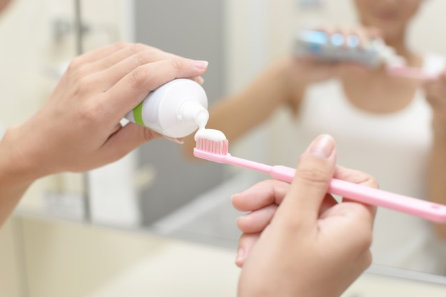livedoornews's tweet photo. 【調査結果】同じ歯ブラシを「2カ月以上」使用する人は約4割 基準は“毛先が開いたら”が多数
https://t.co/uWnvEJ43cu

神戸の歯科医院が、歯ブラシ交換サイクルについて男女716人を調査。衛生面などの観点から推奨される「1カ月」は39.7％、「2～3カ月」は32.7％、「半年以下」は10.9％となった。 https://t.co/ymBLzVhG1u