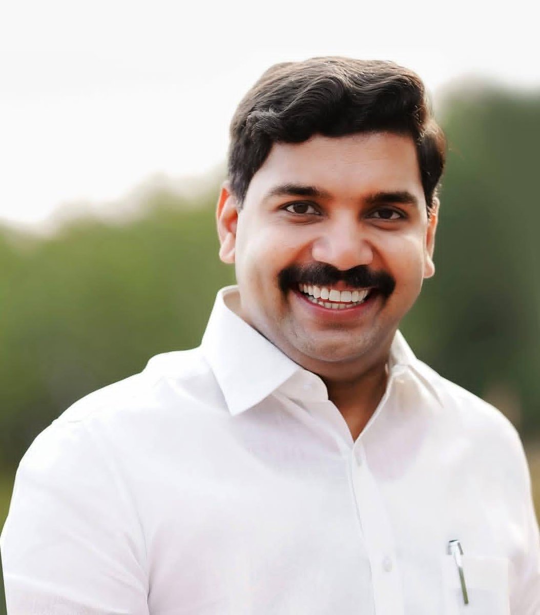 ക്രിസ്ത്യൻ വോട്ടേഴ്‌സ് തീരേ കുറവായ തവനൂരിൽ വി.എസ്. ജോയ് വിജയിയ്ക്കുന്നു...

ക്രിസ്ത്യൻ ഭൂരിപക്ഷ പ്രദേശമായ കൊച്ചിയിൽ നിന്നും മുഹമ്മദ് ഷിയാസ് വിജയിച്ചു വരുന്നു...

ജനാധിപത്യത്തിന്റെ സൗന്ദര്യം...

എന്റെ കോൺഗ്രസ് 🧡🤍💚
