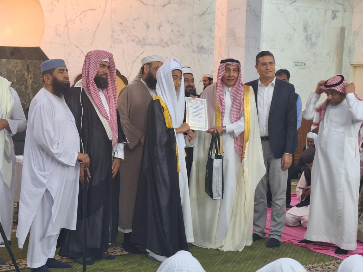 KSAconsulateHK's tweet photo. شارك سعادة القنصل العام الأستاذ/ مازن الحملي ضيفاً للشرف في حفل تخرج الطلبة بدورة حفظ القرآن الكريم ٢٠٢٦ التي ينظمها مجلس أمناء الجالية الإسلامية،بحضور السيد/ عقيل خان رئيس مجلس الأمناء والمفتي العام الشيخ/ أرشد و نخبة من القيادات كما تم توزيع شهادات وجوائز متمثلة بالزي السعودي. https://t.co/x9kpcStk9N