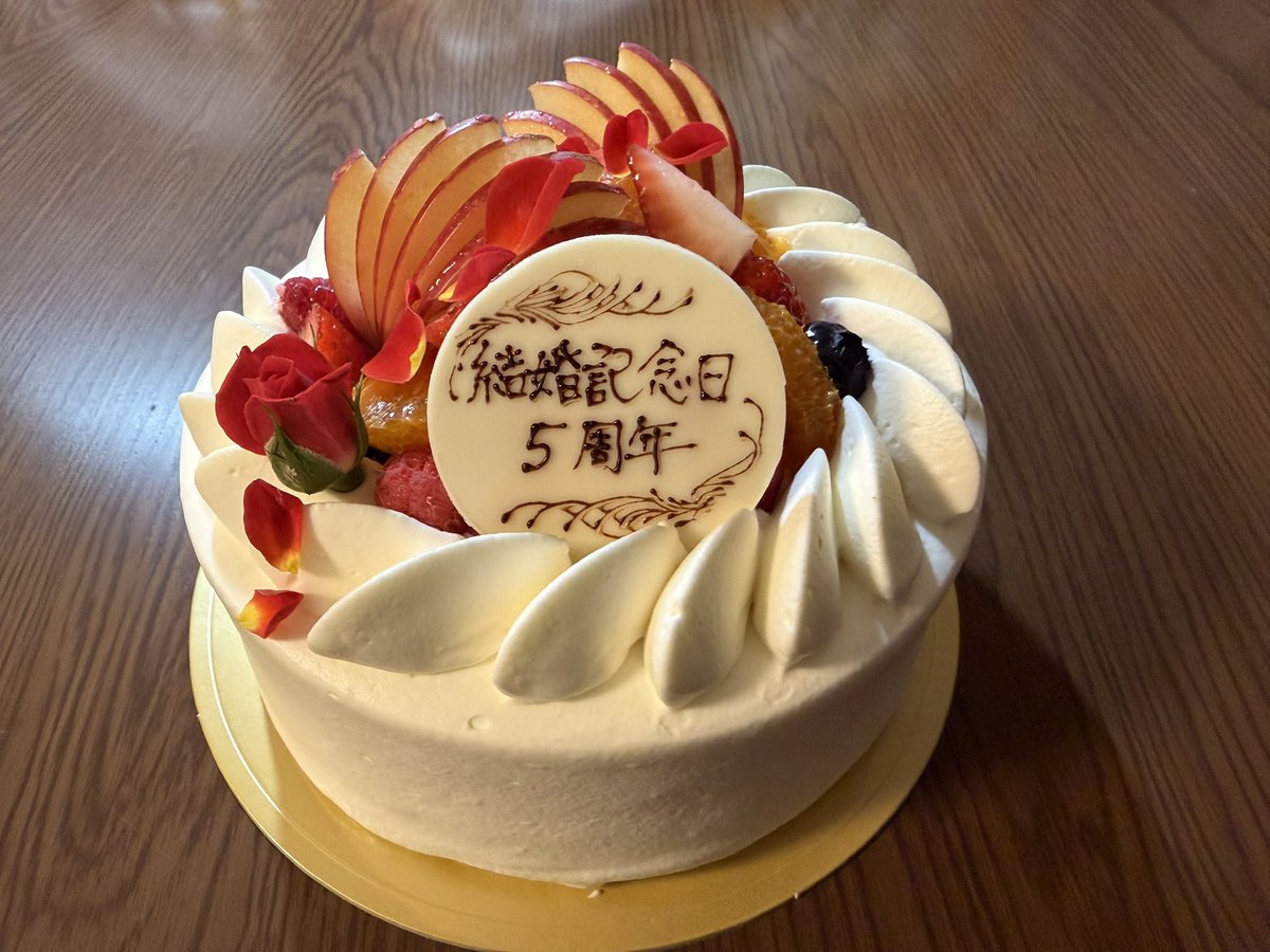 Miku_Angel39's tweet photo. 今日は５回目の結婚記念日🎊
先日の伊豆旅行で結構お金使っちゃったので、ホテルでディナーとはいかなかったけど、家ですき焼きとケーキ🎂 https://t.co/xQihEAI8dC