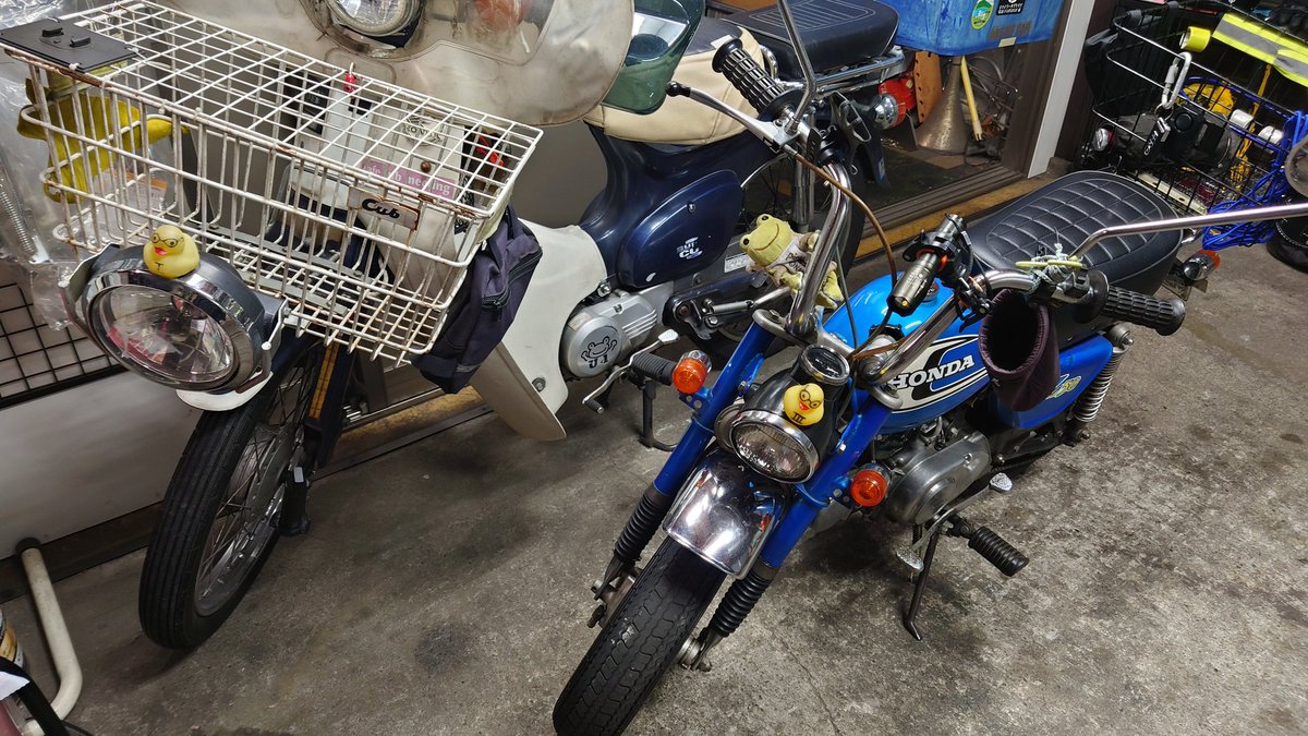 U119740725's tweet photo. 今日も短距離だが緑カブに乗った 明日は久しぶりにモンキー君に乗ろう⤴️ ガソリンは満タン♬ さてどこ行こうかな しかし奥で眠るCD125Tベンリィと883Rはいつ乗るのやら😅 クラッチ付きだから空いている時にしか乗りたくないw #ぬい撮り #かえるのピクルス #スーパーカブ #モンキー #ベンリィ #883R https://t.co/MqaaEuoxpJ