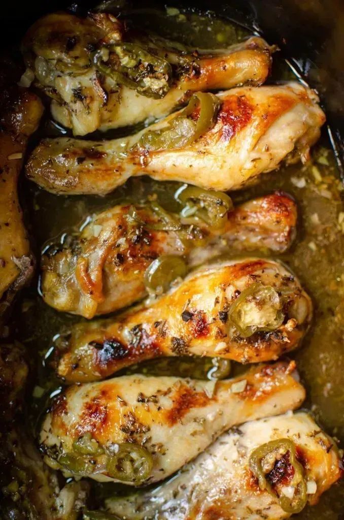 Living_Lou's tweet image. Slow cooker chicken drumsticks! 

Juicy on the inside and crispy on the outside. You’ll need chicken drumsticks, water or chicken broth, olive oil, balsamic vinegar, jalapeños, garlic, dried thyme and a little salt! 

RECIPE: buff.ly/2EdAPGH
#recipe #cooking