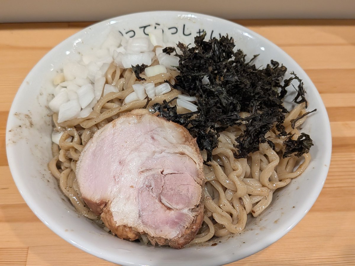 Shichigo_50's tweet photo. 5連休1日目（土曜日）
ヤマロク連坊　冷やし煮干し油そば
ウマ〜ベラス✨️

🍜43　♨️31　🚵‍♂️9　🎤7　⚾️13 https://t.co/t3V0gkFt72