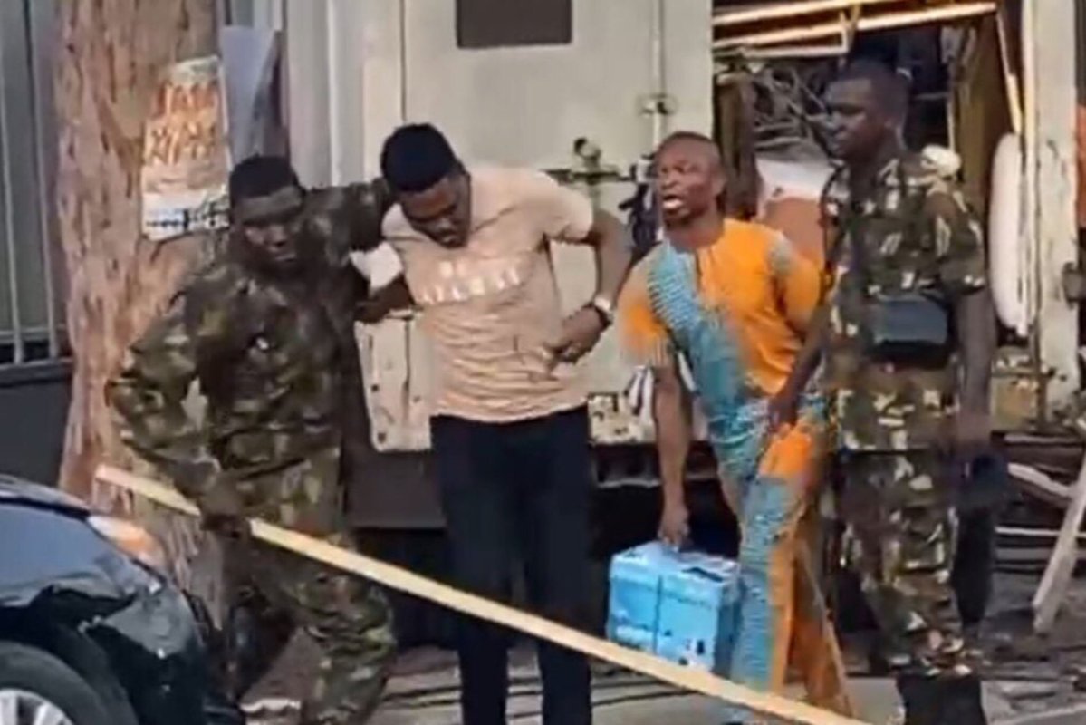 sstnewsng's tweet image. Shocking incident in Lagos 😳
A soldier reportedly assaulted a journalist — raising concerns about press freedom.
People are reacting strongly. #Lagos #PressFreedom #NigeriaNews

Read more 👉 bit.ly/3YHHl0a