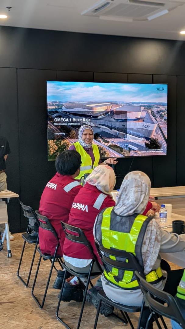 CILTSelangor's tweet image. Visited OMEGA 1 by ALP, Bukit Raja with a little over a dozen of CILTM Selangor Section members. 

Warehousing is evolving into infrastructure-as-a-service—automation + ecosystem scale.

Thanks Bryan &amp;amp; Shahril for the hospitality 

#Logistics #SupplyChain #Malaysia @myfaizhakim