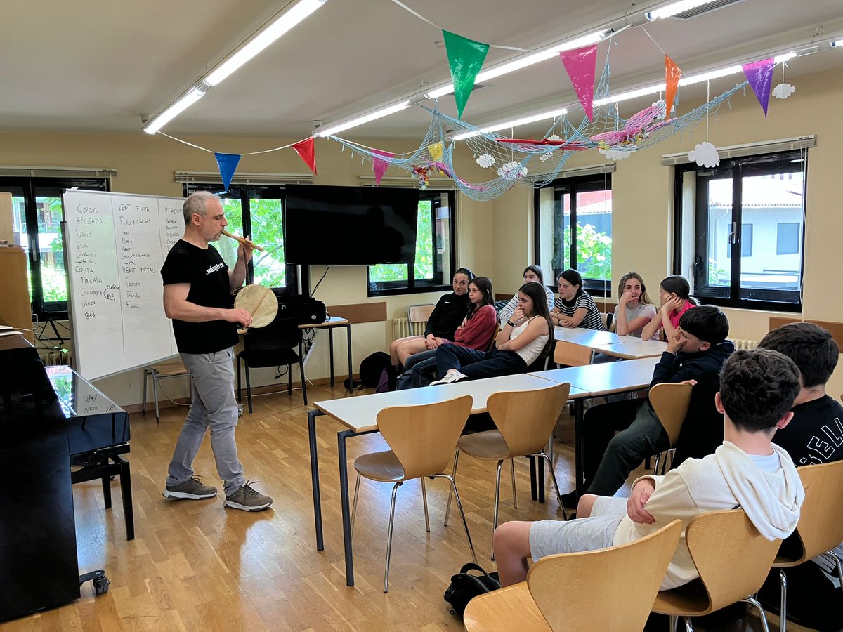 emmoxm's tweet photo. Alumnes de primer d'ESO de l'IES Garrotxa fan una visita guiada a les instal·lacions de l'Escola Municipal de Música d'Olot i se'ls explica què es fa i quins instruments es poden escollir a l'escola i en poden escolar alguns en directe.
@oloteducacio @OlotCultura https://t.co/sMtIUsxnQG