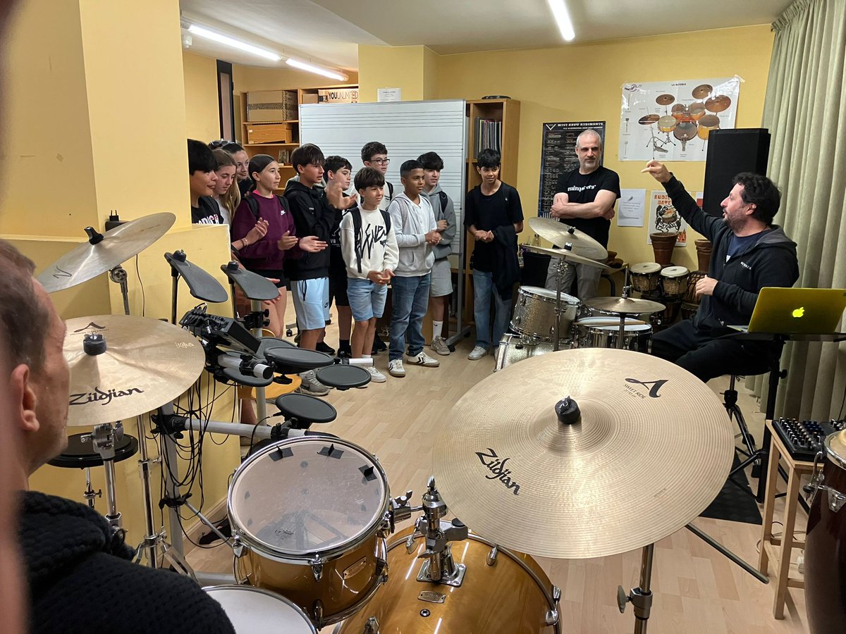 emmoxm's tweet photo. Alumnes de primer d'ESO de l'IES Garrotxa fan una visita guiada a les instal·lacions de l'Escola Municipal de Música d'Olot i se'ls explica què es fa i quins instruments es poden escollir a l'escola i en poden escolar alguns en directe.
@oloteducacio @OlotCultura https://t.co/sMtIUsxnQG