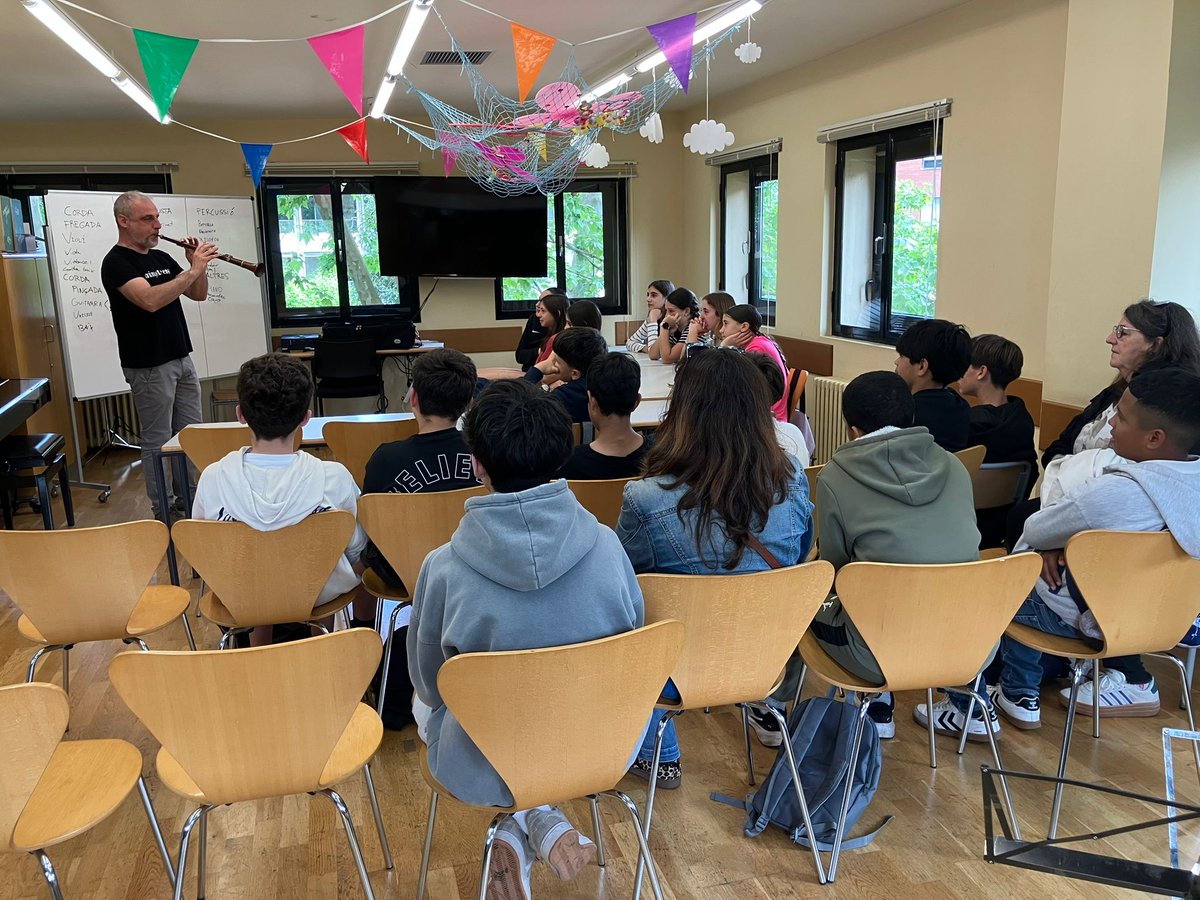 emmoxm's tweet photo. Alumnes de primer d'ESO de l'IES Garrotxa fan una visita guiada a les instal·lacions de l'Escola Municipal de Música d'Olot i se'ls explica què es fa i quins instruments es poden escollir a l'escola i en poden escolar alguns en directe.
@oloteducacio @OlotCultura https://t.co/sMtIUsxnQG