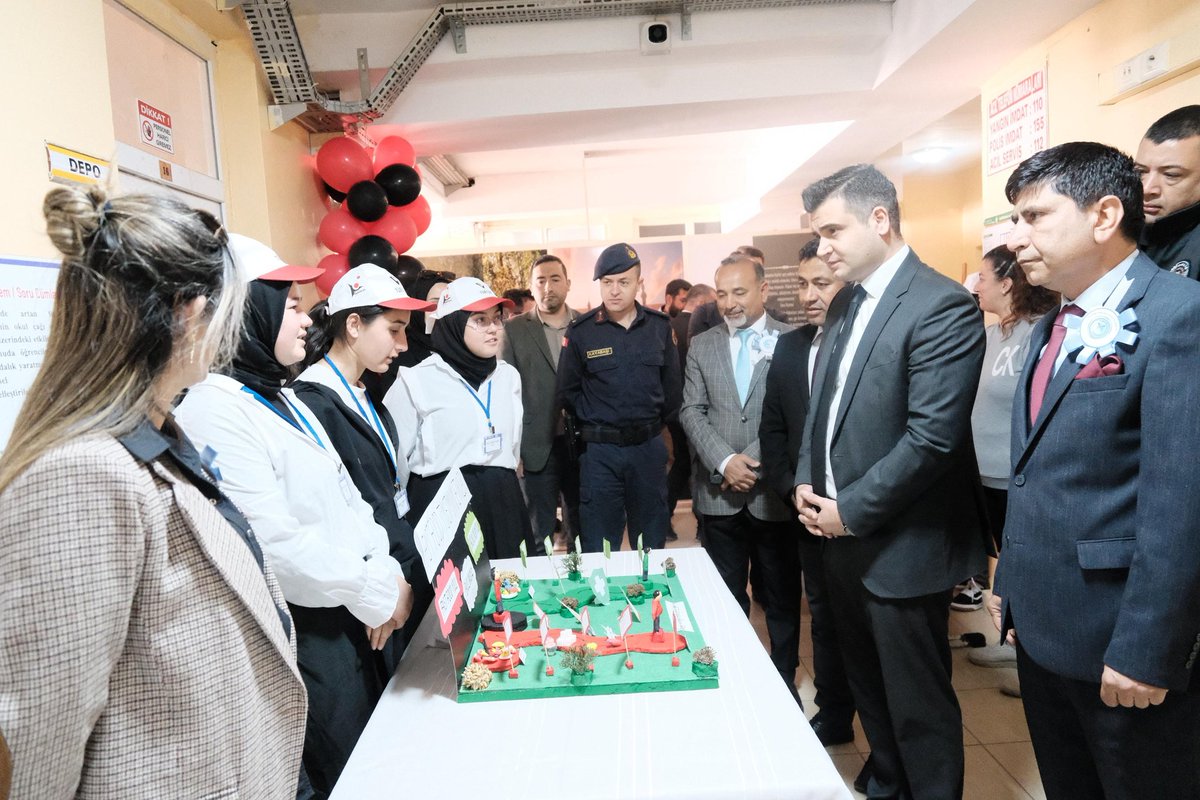 GulnarKaymakam's tweet photo. İlçe Kaymakamımız Sayın İsmail ŞANAL, İlçe protokolünün katılımı ile Gülnar Anadolu İmam Hatip Lisesinde düzenlenen 4006 TÜBİTAK Bilim Fuarı’nın açılışına katıldı. Bilimsel düşünme ve üretkenliğin ön plana çıktığı fuarda öğrencilerimizin hazırladığı projeler incelendi. https://t.co/u5IumwtEVw