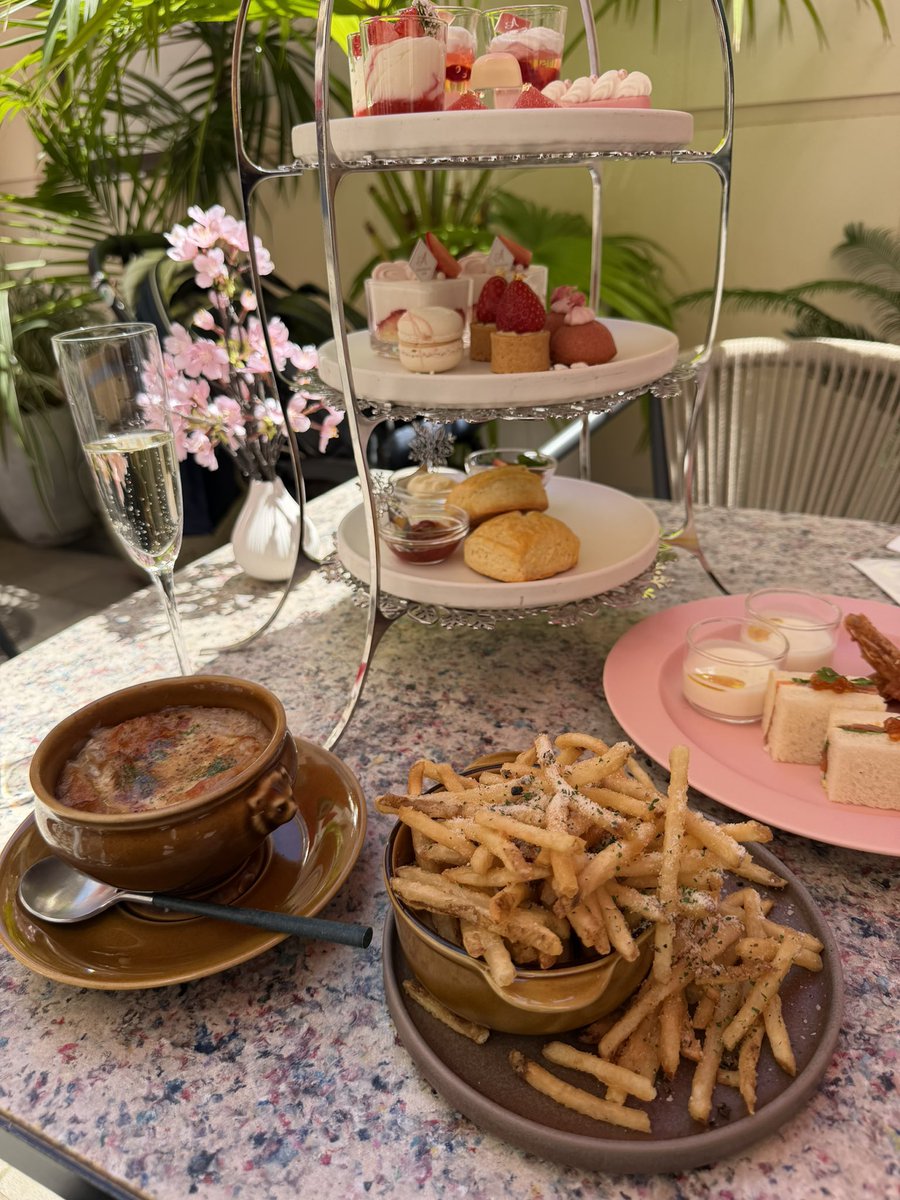 lazukik80's tweet photo. 家族でafternoon tea🫖
フルジュビデイトジャスト付けてると、この1本でもう良くない？ってなっちゃう。

#anniversairecafe
#anniversairecafe表参道 
#アニヴェルセル表参道 
#アニヴェルセルカフェ
#アニヴェルセルカフェ表参道 https://t.co/q1dVR9erqC