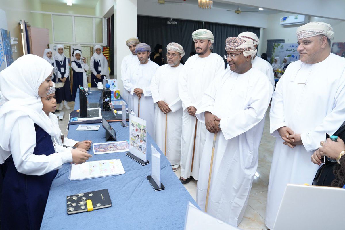 EduGovSsq's tweet photo. افتتح الأستاذ عبدالله بن علي الفوري مدير عام تعليمية جنوب الشرقية صباح اليوم  ملتقى ( أفق ) والذي نظمته مدرسة الجنائن للصفوف ( 12-1 ) بحضور عدد من التربويين والتربويات
الملتقى من اعداد وتنفيذ معلمات المدرسة تحت اشراف مديرة المدرسة زينب بنت راشد الكيتاني
يهدف الملتقى إلى  اكتشاف ورعاية الطلبة الموهوبين في مختلف المجالات و تنمية مهارات التفكير الإبداعي والابتكاري و تعزيز مهارات البحث العلمي والاستقصاء و بناء شخصية الطالب وتنمية ثقته بنفسه وقدراته القيادية و تنمية مهارات التواصل والعمل الجماعي وتوفير بيئة تعليمية محفزة للإبداع وتبادل الخبرات و توجيه الطلبة نحو استثمار مواهبهم في مجالات مستقبلية واعدة و تعزيز ثقافة التميز والابتكار في المجتمع المدرسي.
بدأ الملتقى بالاستقبال والفقرة الترحيبية ، بعدها تجول الحضور في أركان الملتقى والذي ضم عدة محطات هي ركن بصمة رياضي و ركن ريادة المستقبل وركن ريشة فن و ركن الابتكار الرقمي 
و ركن صروح القيم والمعرفة وركن تكامل وركن همسة وعي  وركن Rising stars و ركن منبع الاستدامة ، حيث شاهد الحضور إبداعات الطالبات واستمعوا إلى شرحٍ مفصلٍ عن مشاريعهن وأعمالهن الفنية والابتكارية ، وفي ختام الملتقى قدمت إدارة المدرسة هدايا تذكارية لضيوف الملتقى والمدير العام .

(لمشاهدة صور الفعالية في هذه الروابط)
https://t.co/2cukUrVmRq
......
https://t.co/4okGs0ptzv
........
https://t.co/TqKH4Kl07t
#تعلم_مستدام