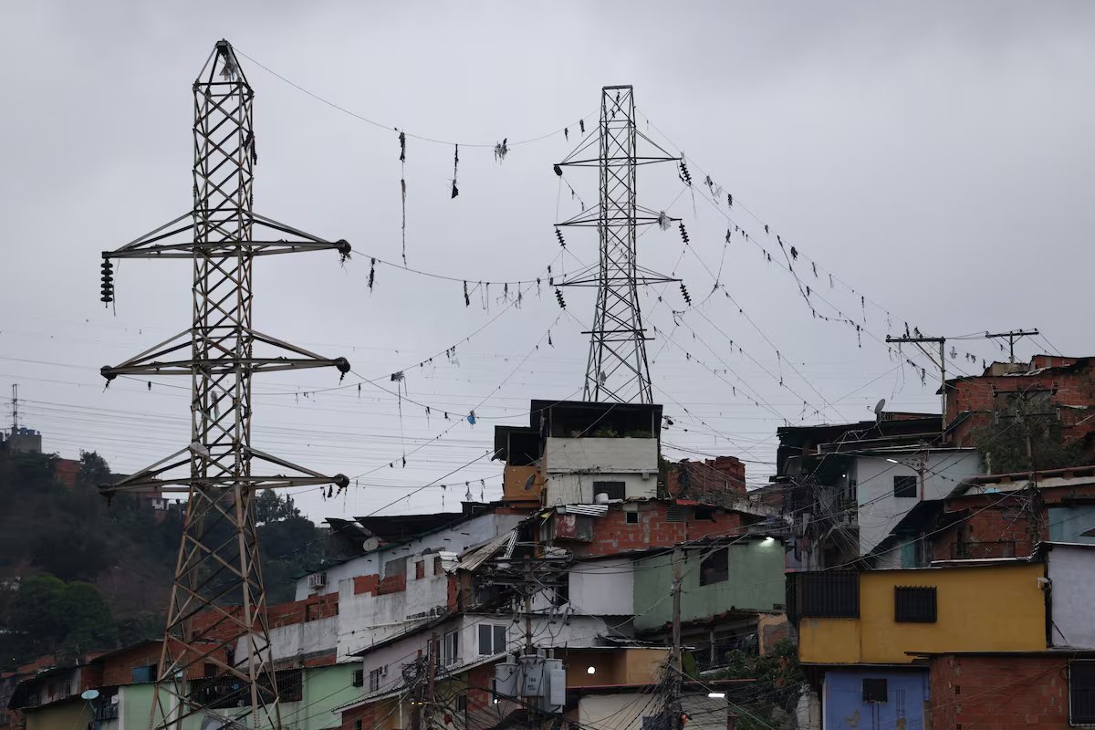 lequotidien509's tweet image. #Venezuela | Le 4 mai 2026, des entreprises comme # @Siemens_Energy et @GEVernova  hésitent à s’engager dans la réparation du réseau électrique, faute de garanties de paiement. Moins de 40 % de la capacité est disponible, entraînant des #coupures fréquentes et affectant la