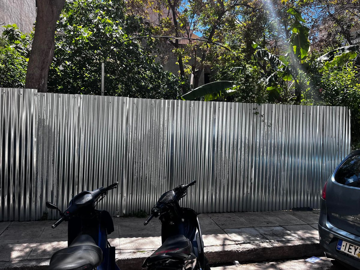 Χθες  4/5, εργάτες συνοδεία μπάτσων βάλανε λαμαρίνες στην πόρτα του αυτοοργανωμένου κήπου στη γωνία Φυλής &amp; Φερών με σκοπό να φράξουν την είσοδο στον κόσμο της γειτονιάς που τον φροντίζει.

Η πρόφαση που χρησιμοποιήθηκε για το κλείσιμο του πάρκου είναι ότι αποτελεί πιθανή εστία→