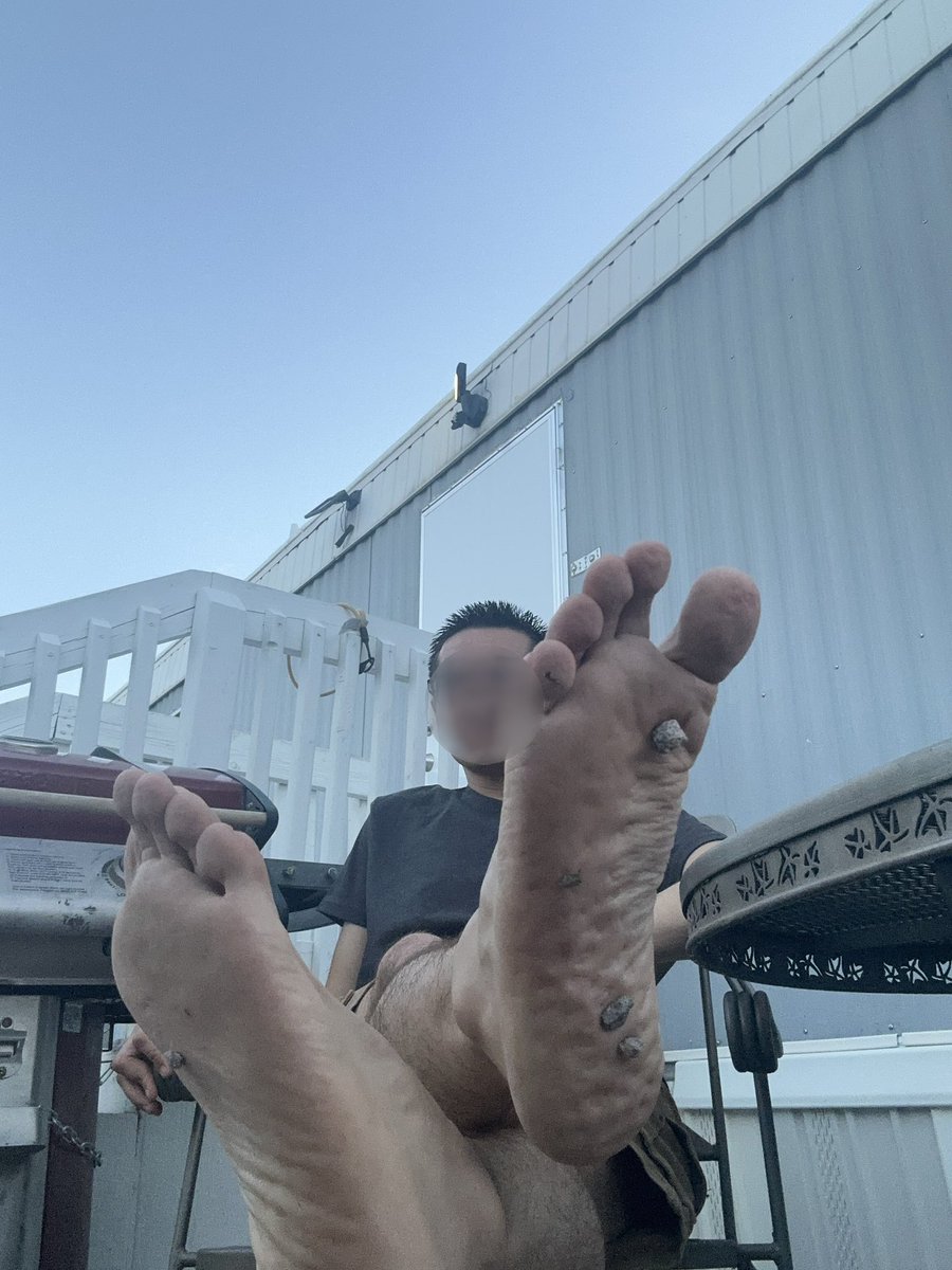 IzzyCollegeFeet tweet media