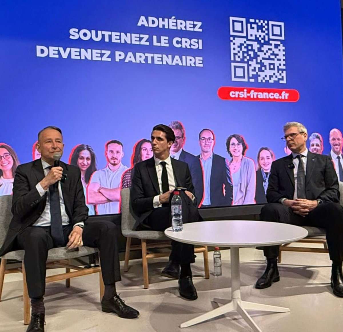 CRSI_Paris's tweet photo. Plein succès pour la réception du Général Pierre de Villiers ce matin au #CRSI, pour un échange avec notre président Thibault de Montbrial, en présence des jeunes du CRSI et de plusieurs de nos représentants départementaux. En replay sur notre site!#souveraineté #sécurité 🇫🇷 https://t.co/NfDwaoDahy