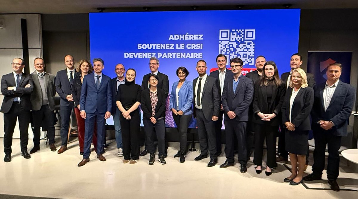 CRSI_Paris's tweet photo. Plein succès pour la réception du Général Pierre de Villiers ce matin au #CRSI, pour un échange avec notre président Thibault de Montbrial, en présence des jeunes du CRSI et de plusieurs de nos représentants départementaux. En replay sur notre site!#souveraineté #sécurité 🇫🇷 https://t.co/NfDwaoDahy