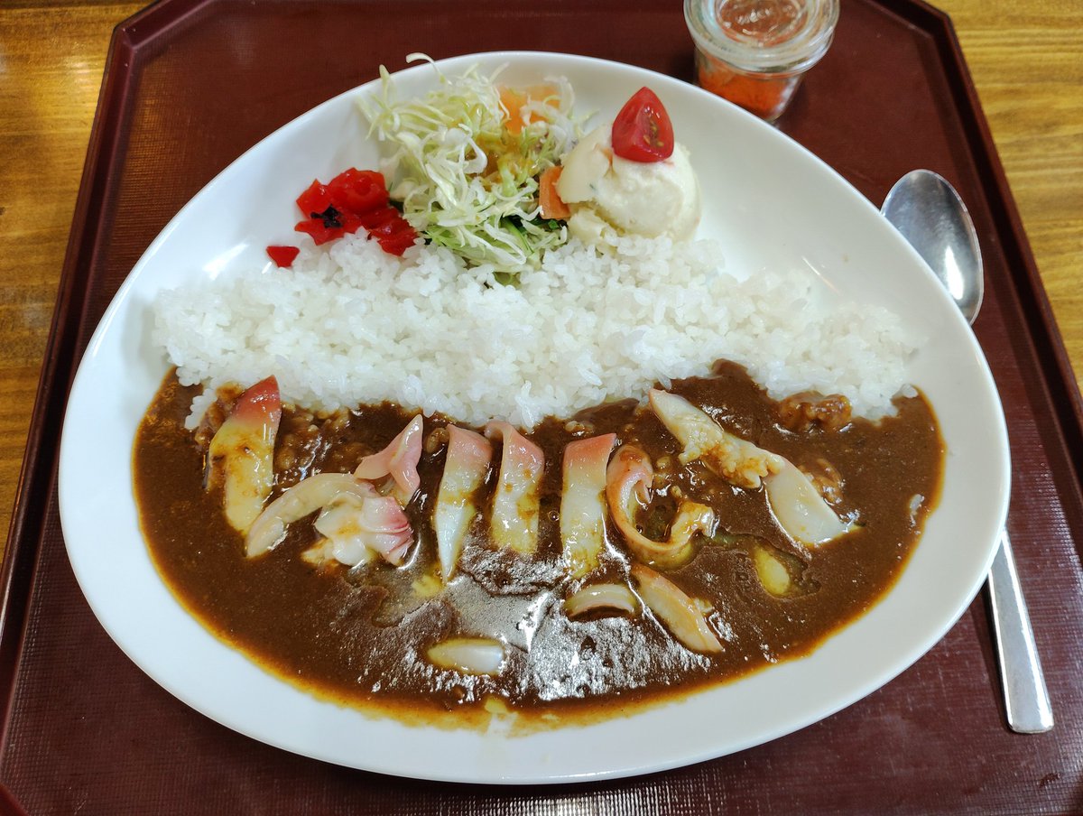 mamoru_you_iska's tweet photo. ぷらっとみなと市場、とりあえず逢海でホッキカレーと生牡蠣をいただきました！名物ホッキカレー🍛は旨い😋生牡蠣は、まろやかで最高でした✨ https://t.co/qDLOQM71wg