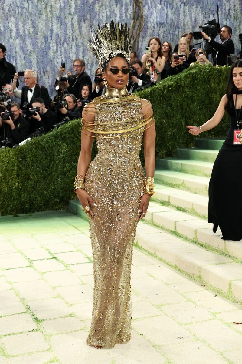 The_WineUp's tweet image. ✨📸 RED CARPET 📸 ✨
Ciara and Russell Wilson SPOTTED on the RED CARPET at the 2026 MET GALA

#thewineup #metgala #redcarpet #fashion #ciara #russellwilson @ciara @DangeRussWilson