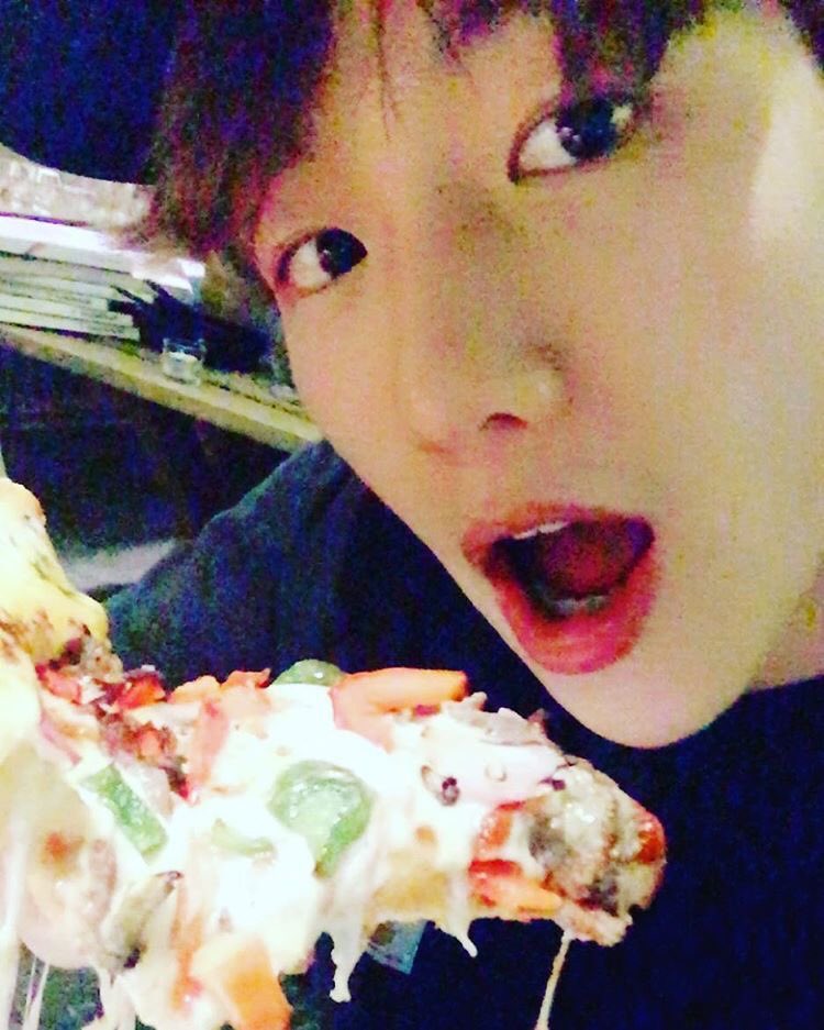 ozz1ng's tweet photo. 변군 그시절 폰카 사진들보면 탱님한테 컨펌받은거 아닌가 의심될정도로 느낌 비슷한거 아는사람 https://t.co/DFn4eNrW8d