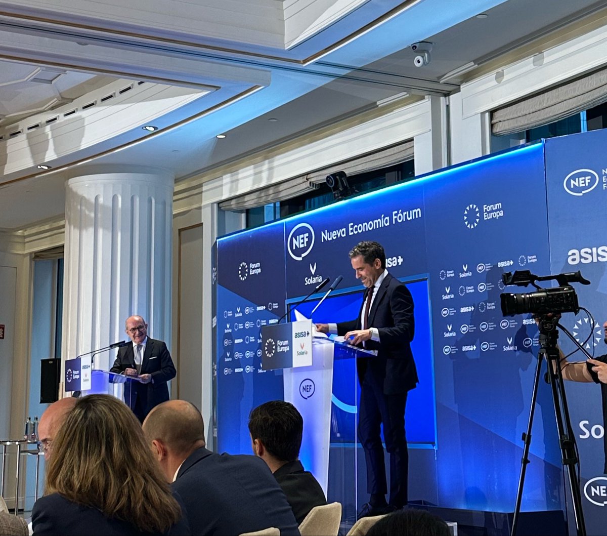 LezamaMikel's tweet photo. Que gusto poder volver a escuchar a Borja Semper. Hoy en el @NewEconomyForum  Con las ideas claras, el tono y la energía de siempre. 

Que alegría verte de nuevo así. Te echábamos de menos @bsemper https://t.co/ujEOHjwjDT