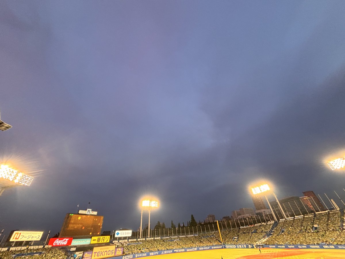 acnh_shiki's tweet photo. 空の色の移り変わり
先日、幻想的な初夏の夕空の移ろいを楽しむことができました！
 #ここが好きです神宮球場みた人もやる https://t.co/AToqDIqxfB