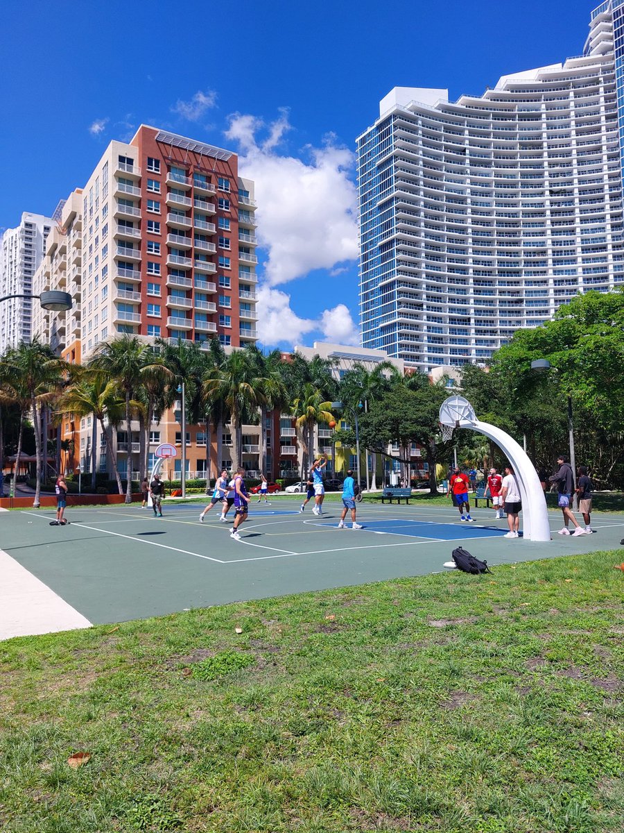 TripDoubleES's tweet photo. ¿Está mal que a día de hoy nuestra mente siga estando aquí? 🤩🌴🏀

Pedazo de viaje #TripDouble a Miami que hicimos en el mes de marzo... ☺️ https://t.co/PwM4DpjZi3