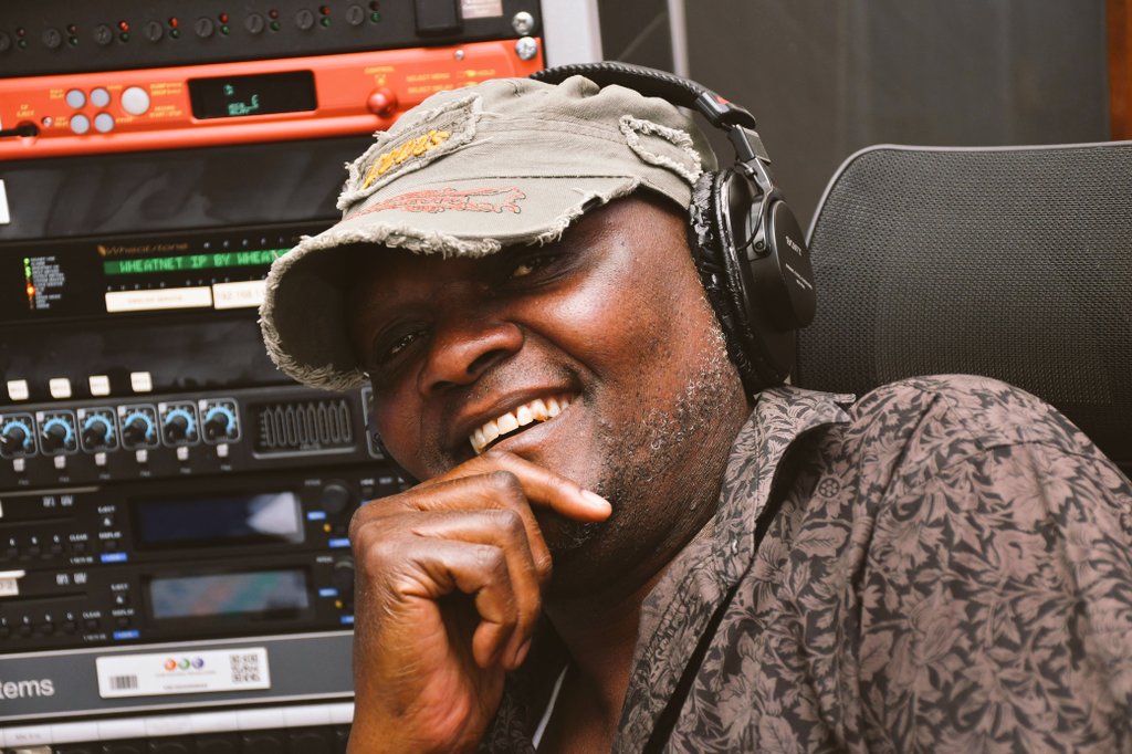 kbcenglish's tweet photo. The Big smile says it all. Get dancing shoes ready, pin location and get ready to dance 4pm - 5pm . Beatime Tuesday with @johnkaranijk  @kbcenglish  . Listen live https://t.co/m41f56N1wS .
Goodtimes are back .
#Beatimekbc https://t.co/KeoX93xE8O