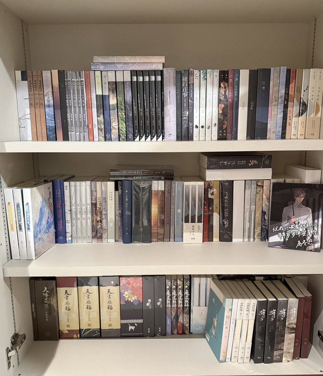 gufeis's tweet photo. I've been so busy because ya girl finally has her own place!!! And a new bookshelf 🥹🩷

(Finally got to use the candle from 草茉莉 hehe) https://t.co/WjZskmUABO