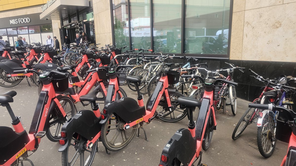BioChemQP's tweet photo. @GlasgowCC @voitechnology And how's anyone supposed to get their leg powered bikes off the public rack at Glasgow Queen St? Most are completely blocked in, your bikes weigh a ton and I won't be so careful next time https://t.co/imhmRrPOBw