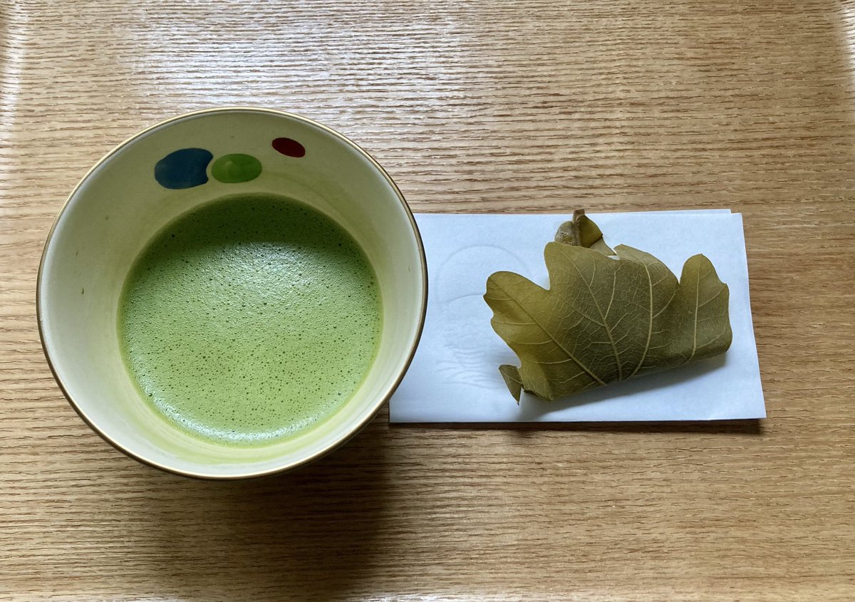 今時期、近所の和菓子屋さんに年1回だけ行って柏餅と桜餅を買う
今日は端午の節句なので、柏餅を。明日は公園の桜見ながら桜餅食べれたらいいな😋