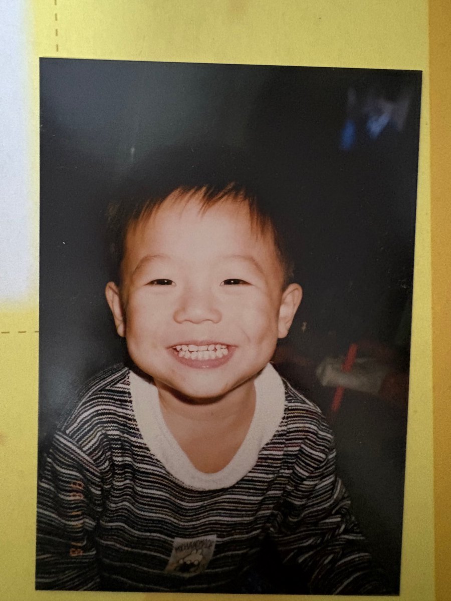 이 다 보이게 활짝웃는거 너무 용훈이야 … 
내가 너무너무 조아하는 예뽀니웃음 용훈….♡