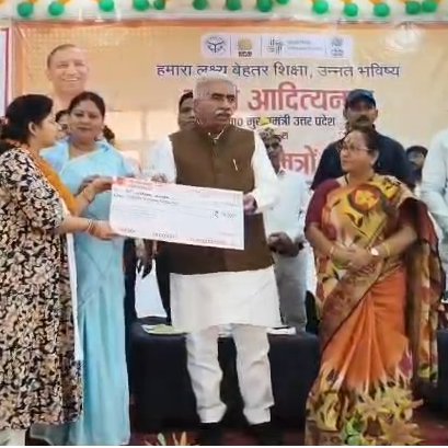 EkSandesh24's tweet image. कानपुर देहात में शिक्षामित्रों के लिए ऐतिहासिक दिन! कैबिनेट मंत्री राकेश सचान ने मानदेय ₹10,000 से बढ़ाकर ₹18,000 करते हुए चेक वितरित किए।'बेहतर शिक्षा,उन्नत भविष्य' का संकल्प!#KanpurDehat #RakeshSachan #ShikshaMitra #UPNews #Education #TeacherRespect #Newsupdates #Breakingnews