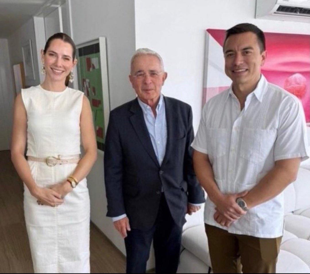 <a href="/PalomaValenciaL/">Paloma Valencia L</a> Y así empezó todo y lo negaron hasta la saciedad!! Y ya vamos, en dizque en una llamada de Paloma Valencia a Noboa para quitar el 25% de los aranceles, que misteriosamente nos pusieron después de la visita de Uribe a Noboa. Sinvergüenzas vende patrias!!