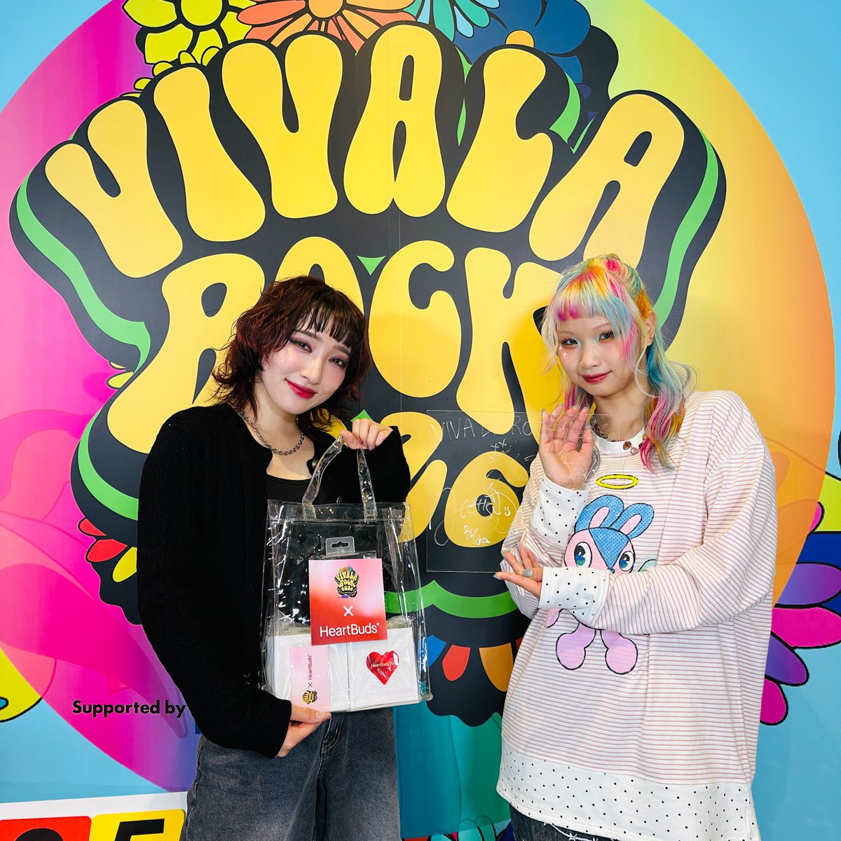 LINEVOOM_Japan's tweet photo. ＼⋱『VIVA LA ROCK 2026』プレゼントキャンペーン🎁／⋰

#ビバラ に出演した #花冷え(@HA_NA_BIE_)のサイン入りパネルが当たる✨

▼応募方法
このアカウントをフォロー
この投稿をリポスト

▼キャンペーン規約
https://t.co/wH6R3ejJJy

⇩LIVE配信もチェック🎸5/5（火） よる8時～