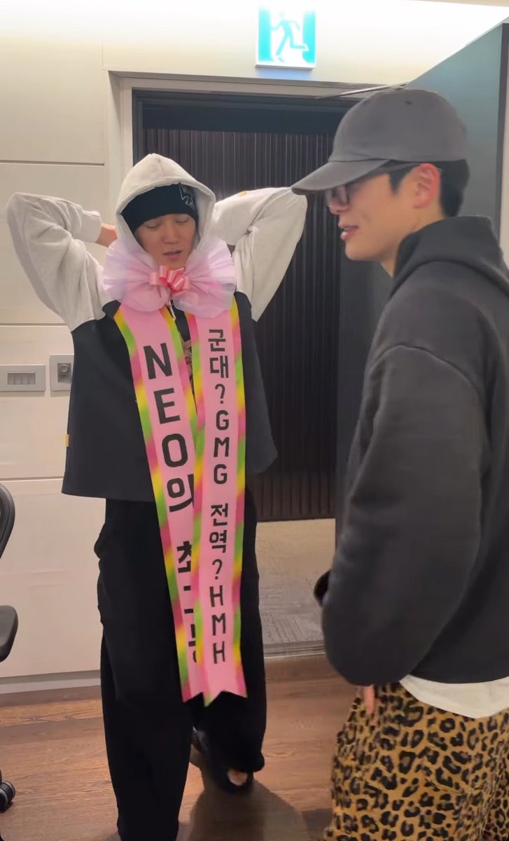 아개웃기다진짜 리본은 왜 자기가 메고 있는거임
