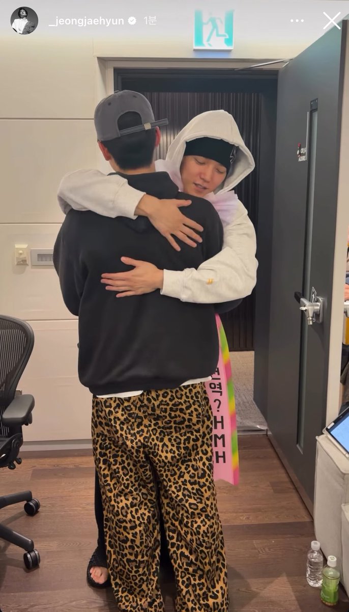 coolkidnight_'s tweet photo. 아개웃기다진짜 리본은 왜 자기가 메고 있는거임 https://t.co/oVMqAOCn0S
