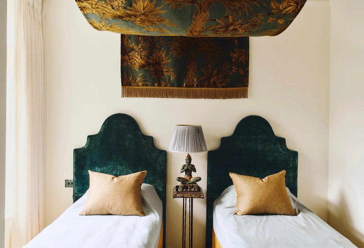 LeMurierSpain's tweet image. Artículo en Revista @AD_Spain  
El dormitorio de los niños cuenta con un dosel drapeado de Pierre Frey
Ref: Palmeto de Fadini Borghi 
Foto: Phil Hewitt 
#decoraciondeinteriores #interiorismo #PapelesPintados #telas #estores
 
Más info: admagazine.com/articulos/esti…