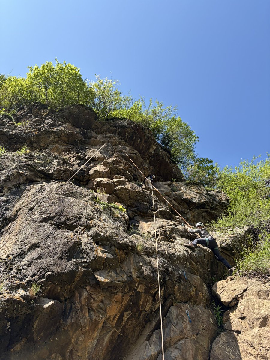 UmarFarooq70911's tweet image. Reading a rock is a form of intelligence which comes with experience. Alhamdulillah for this experience in Kashmir🧗 #rockclimb #kashmir #nature #trek #mma