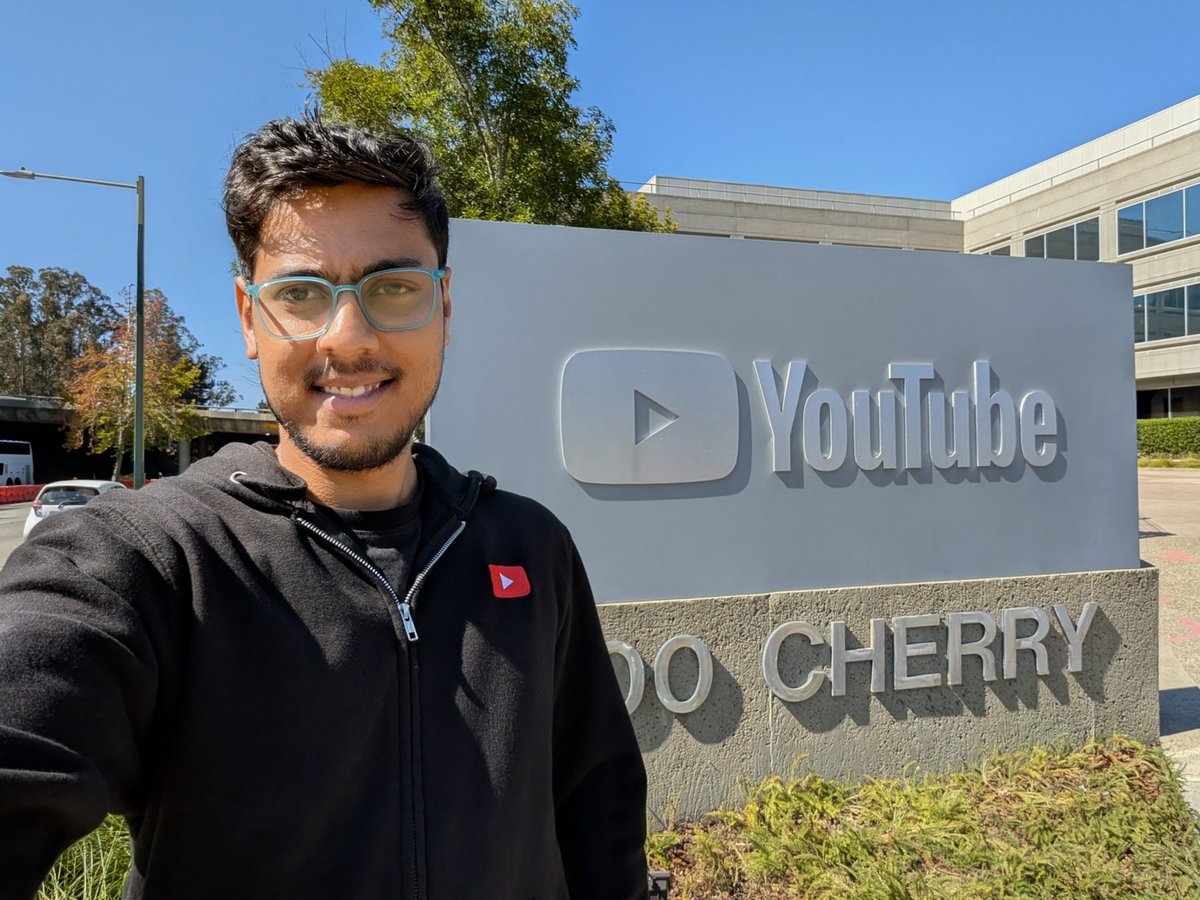 asmah2107's tweet image. Incredibly humbled to share that I’ve been promoted to Senior Software Engineer at YouTube 🚀

The past two years have been a whirlwind of growth. 

Building and navigating the critical GenAI infrastructure that powers our latest features has been the most rewarding challenge of