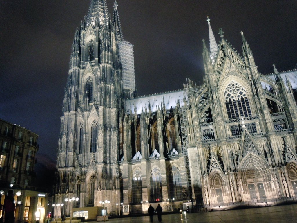 Travel_774's tweet photo. ケルン中央駅を出ると目の前にドドーンと見えるのがケルン大聖堂のいいところ。
夜はライトアップ、昼間はステンドグラスと2度楽しめるし、階段で上の方にも登れるので運動不足解消にはピッタリ笑
#思い出 #ドイツ #ケルン #大聖堂 #観光 #海外旅行好きと繋がりたい https://t.co/qLIvuqvnau